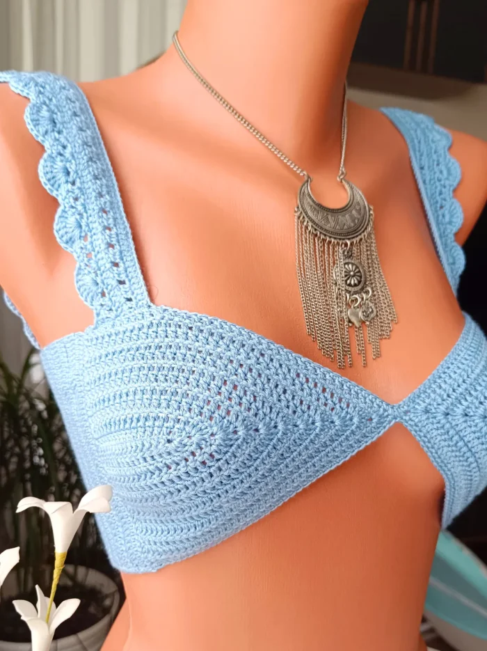 Plaj Modasında Fark Yarat: Mavi Bikini Üstü